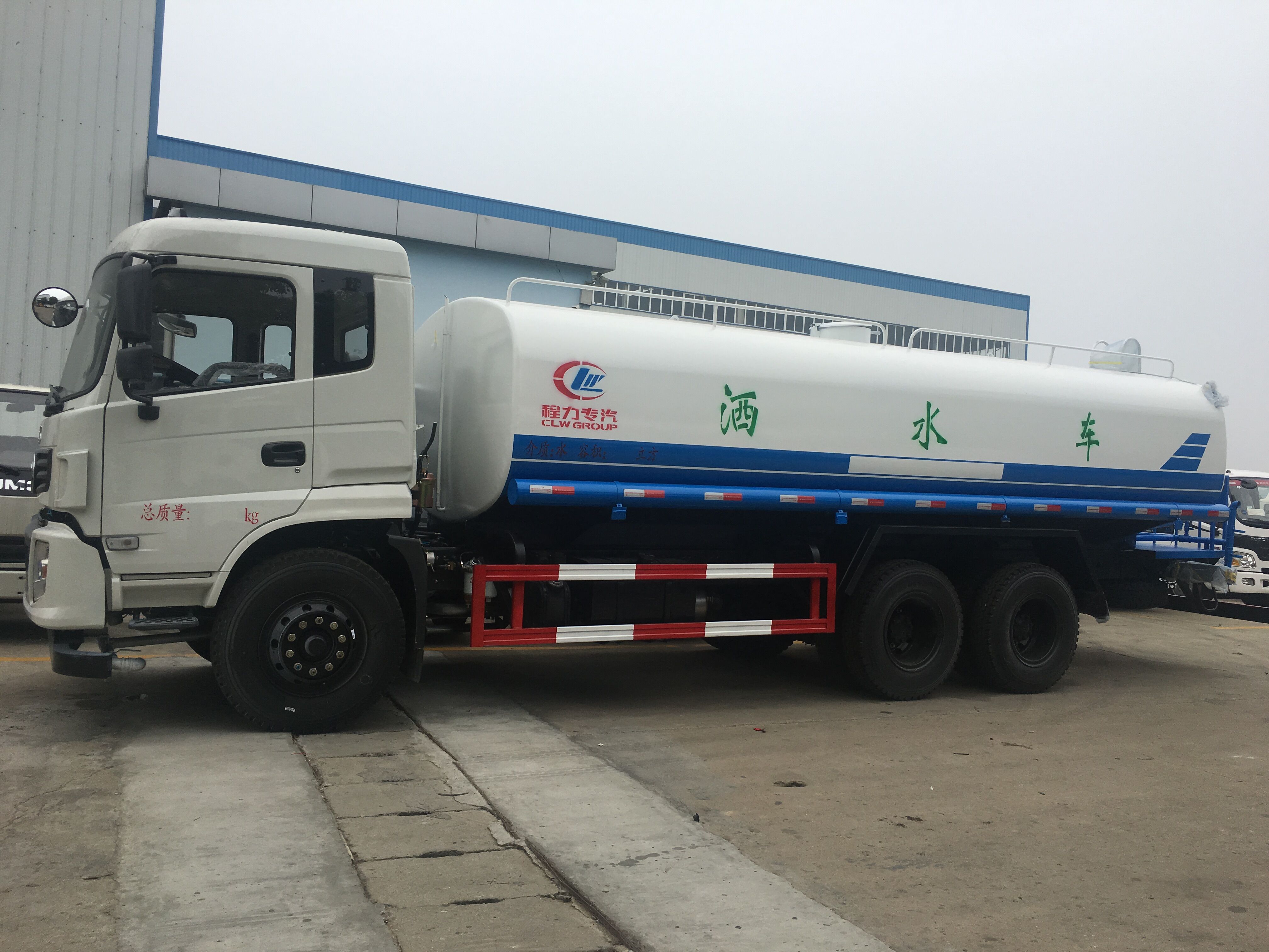 城市清潔的無聲衛(wèi)士 環(huán)衛(wèi)灑水車與壓縮垃圾車