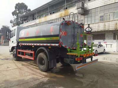 東莞灑水車專賣店 藍牌5方灑水車與多功能消防車的雙重優(yōu)勢